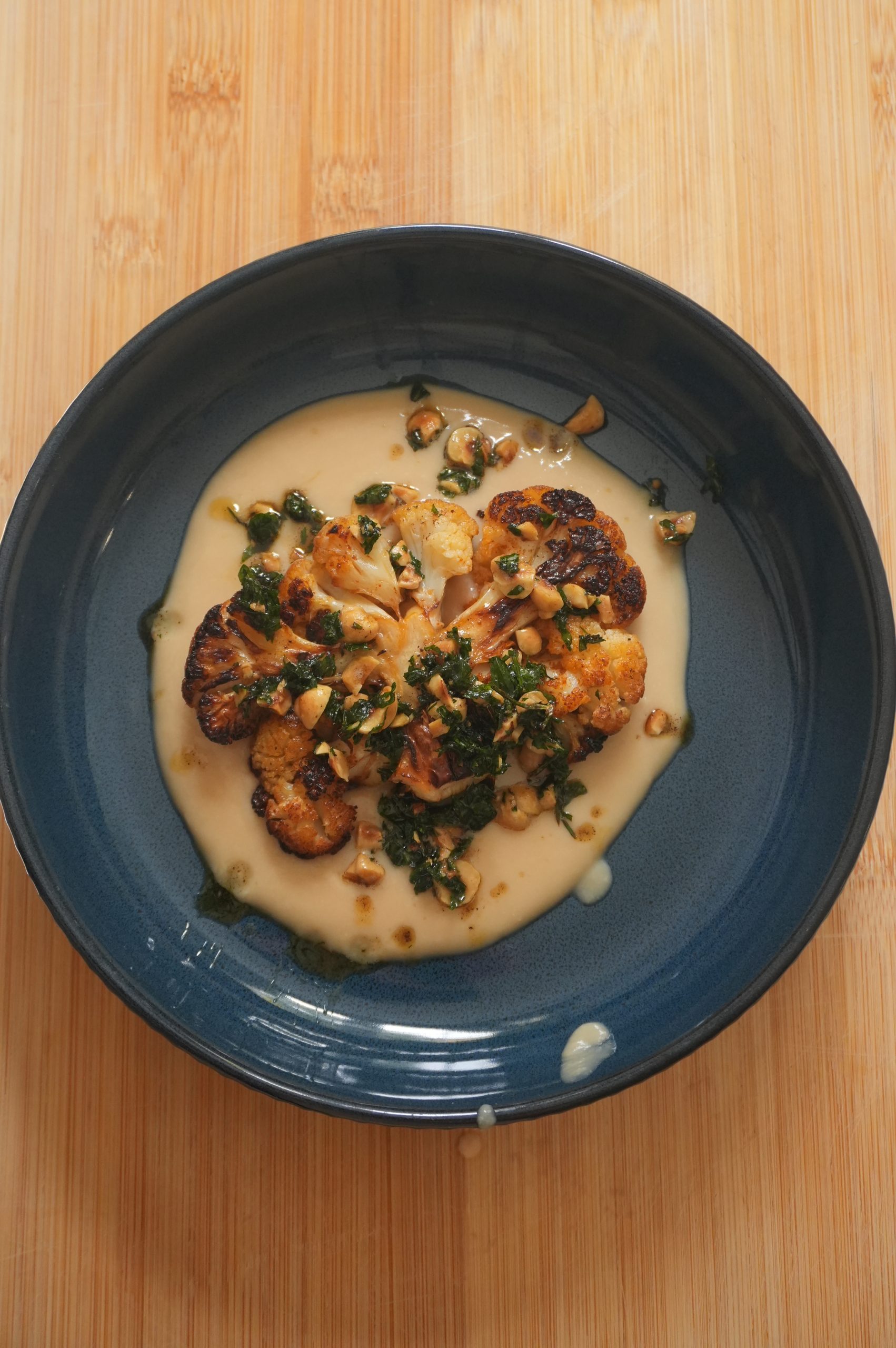 Filetes de coliflor con crema de miso y avellanas