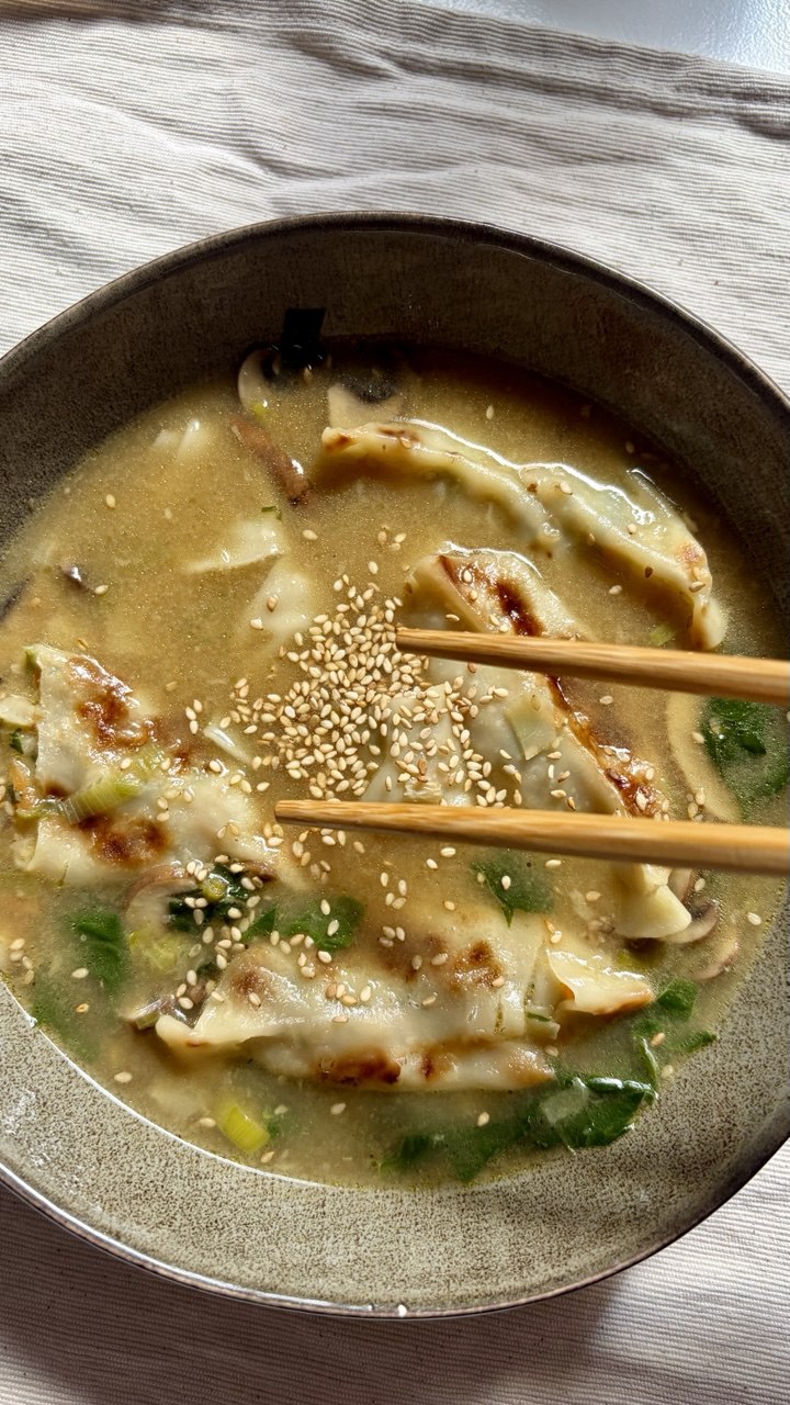 Sopa de gyozas de verduras